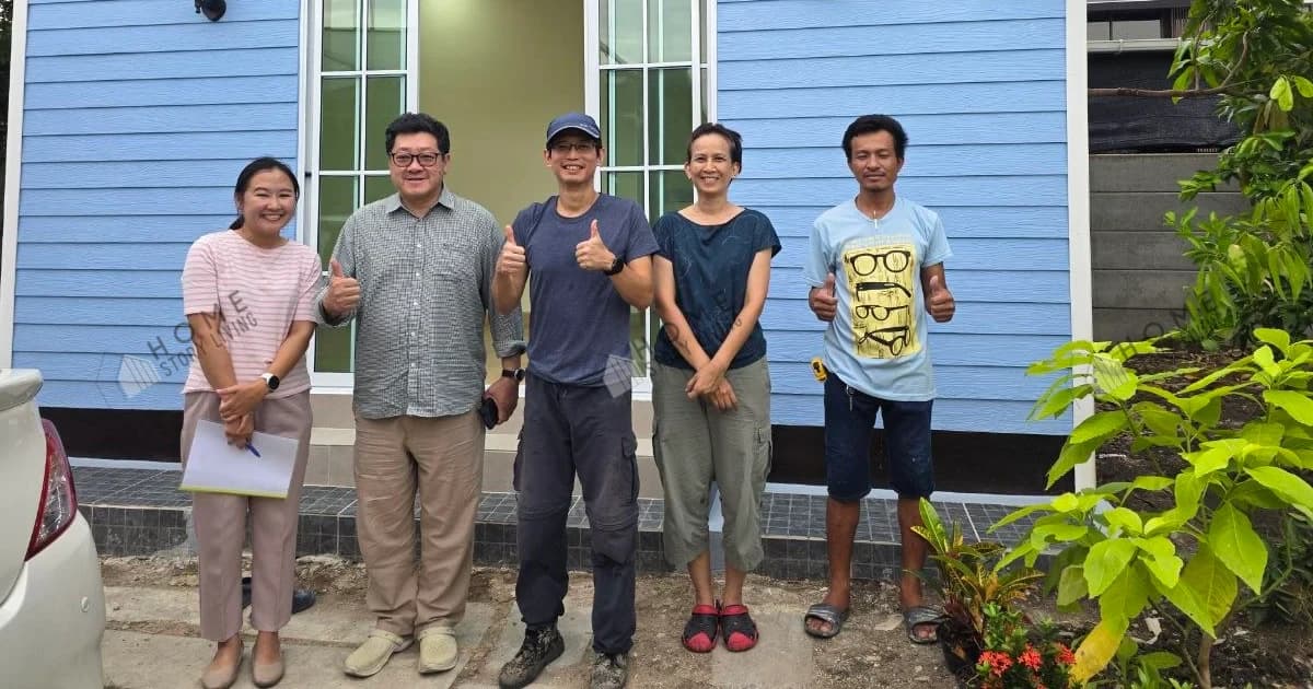 คุณอู๊ดและทีมงานร่วมถ่ายภาพหน้าบ้านในวันตรวจรับงาน บ้านสวนจอมทอง